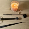 kit 3 accessoires bougies kit 3 accessoires bougie noirs : éteignoir à cloche, ciseaux coupe mèche et crochet pour récupérer la mèche coincé dans la cire