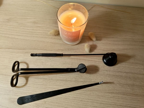 kit 3 accessoires bougies kit 3 accessoires bougie noirs : éteignoir à cloche, ciseaux coupe mèche et crochet pour récupérer la mèche coincé dans la cire
